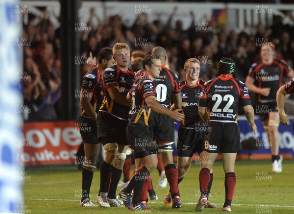 200913 - Dragons v Scarlets - RaboDirect PRO12The Dragons celebrate at the final whistle (c) Huw Evans Picture Agency