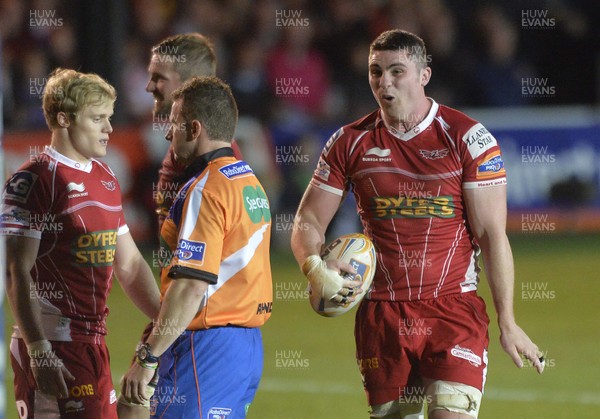 200913 - Dragons v Scarlets - RaboDirect PRO12Rob McCusker of Scarlets reacts to Referee Nigel Owens  (c) Huw Evans Picture Agency