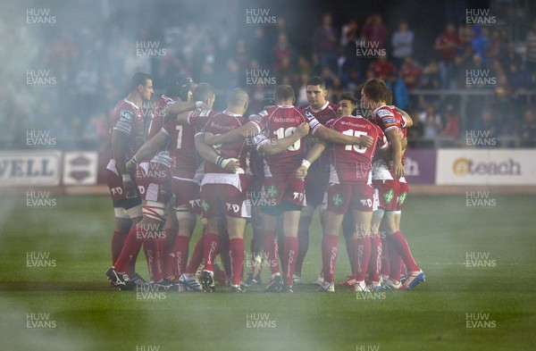 200913 - Newport Gwent Dragons v Scarlets - Rabo Pro Direct 12 - Rob McCusker of Scarlets talks with the rest of the team before the match ( c ) Huw Evans Agency