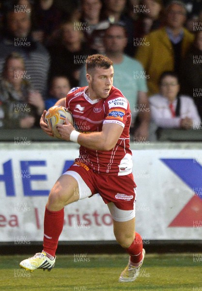 200913 - Newport Gwent Dragons v Scarlets - Rabo Pro Direct 12 - Gareth Davies of Scarlets ( c ) Huw Evans Agency