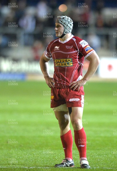 200913 - Newport Gwent Dragons v Scarlets - Rabo Pro Direct 12 - Jonathan Davies of Scarlets ( c ) Huw Evans Agency