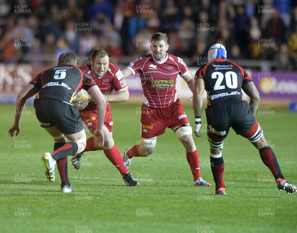 200913 - Newport Gwent Dragons v Scarlets - Rabo Pro Direct 12 - Deacon Manu of Scarlets runs with the ball ( c ) Huw Evans Agency