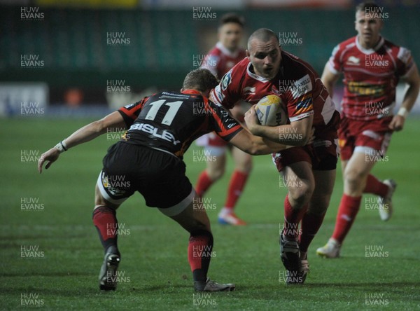 200913 - Dragons v Scarlets - RaboDirect PRO12Hallam Amos of Dragons challenges Ken Owens of Scarlets(c) Huw Evans Picture Agency