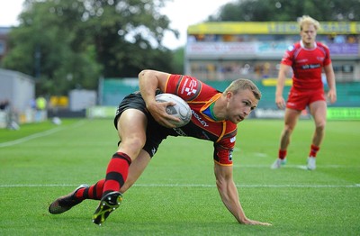 210815 - Newport-Gwent Dragons v Scarlets - Preseason Friendly -Tom Prydie of Dragons scores try