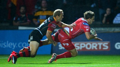 210815 - Newport-Gwent Dragons v Scarlets - Preseason Friendly -Dan Jones of Scarlets scores try