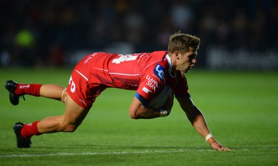 210815 - Newport-Gwent Dragons v Scarlets - Preseason Friendly -Tom Williams of Scarlets scores try