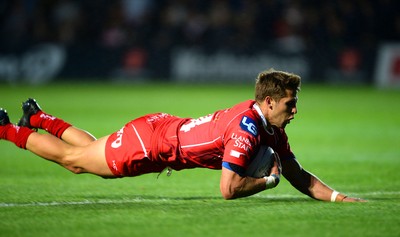 210815 - Newport-Gwent Dragons v Scarlets - Preseason Friendly -Tom Williams of Scarlets scores try