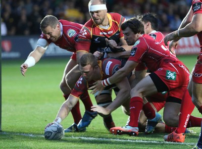 210815 - Newport Gwent Dragons v Scarlets, Pre-Season Friendly match - Dragons Jack Dixon reaches out to score try