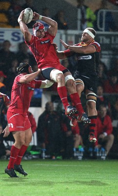 210815 - Newport Gwent Dragons v Scarlets, Pre-Season Friendly match - Scarlets George Earle takes the high ball