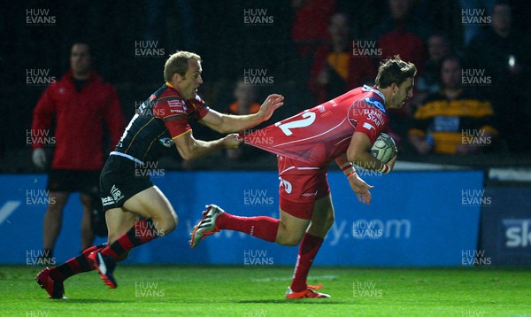 210815 - Newport-Gwent Dragons v Scarlets - Preseason Friendly -Dan Jones of Scarlets scores try