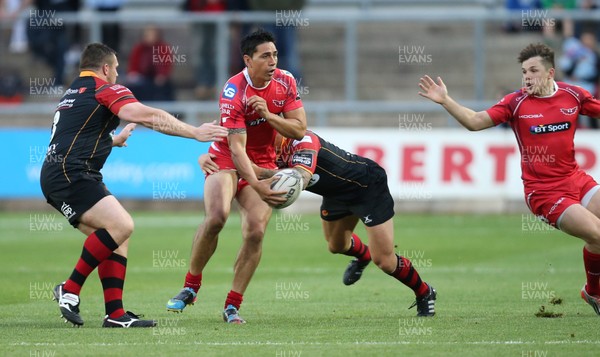 210815 - Newport Gwent Dragons v Scarlets, Pre-Season Friendly match - Scarlets Regan King looks to off load as Ross Wardle tackles