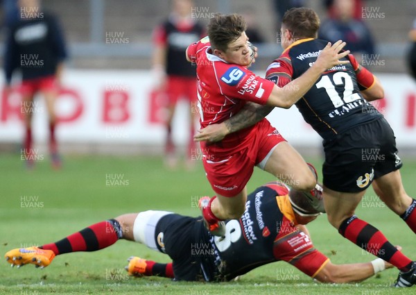 210815 - Newport Gwent Dragons v Scarlets, Pre-Season Friendly match - Scarlets Steffan Evans takes on Nick Crosswell and Ross Wardle