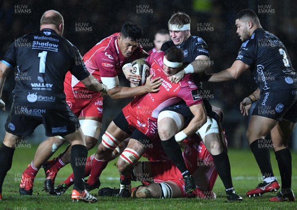 211219 - Dragons v Scarlets - Guinness PRO14 - Aaron Shingler of Scarlets is tackled by Aaron Wainwright of Dragons