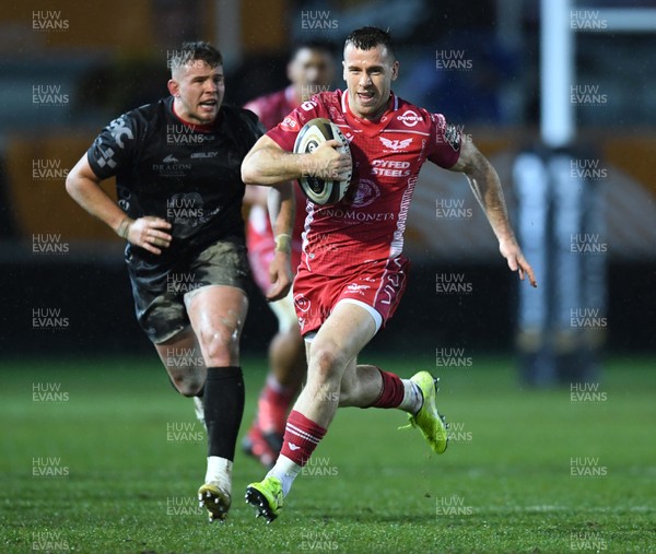 211219 - Dragons v Scarlets - Guinness PRO14 - Gareth Davies of Scarlets gets into space