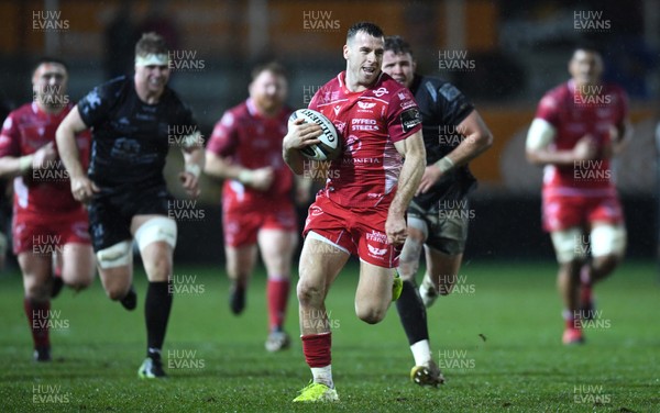 211219 - Dragons v Scarlets - Guinness PRO14 - Gareth Davies of Scarlets gets into space