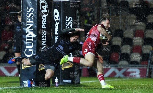 211219 - Dragons v Scarlets - Guinness PRO14 - Gareth Davies of Scarlets gets past Adam Warren of Dragons to score try