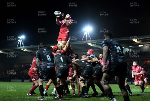 211219 - Dragons v Scarlets - Guinness PRO14 - Jake Ball of Scarlets takes line out ball