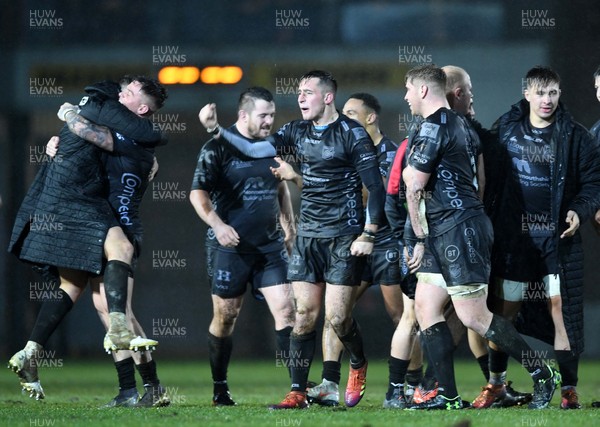 211219 - Dragons v Scarlets - Guinness PRO14 - Sam Davies of Dragons celebrates at the end the game