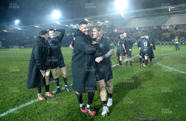 211219 - Dragons v Scarlets - Guinness PRO14 - Leon Brown and Richard Hibbard of Dragons celebrates at the end of the game