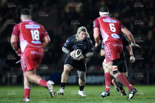 211219 - Dragons v Scarlets - Guinness PRO14 - Richard Hibbard of Dragons looks for a way through