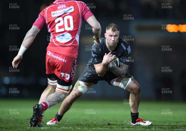211219 - Dragons v Scarlets - Guinness PRO14 - Ross Moriarty of Dragons looks for a way through