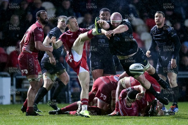211219 - Dragons v Scarlets - Guinness Pro 14 - Joe Davies of Dragons charges down the kick of Gareth Davies of Scarlets