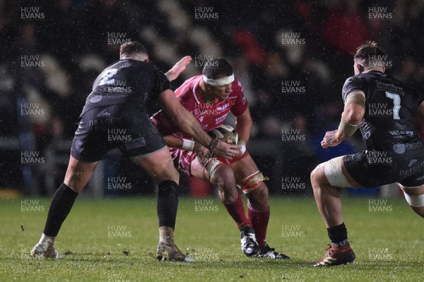211219 - Dragons v Scarlets - Guinness Pro 14 - Aaron Shingler of Scarlets is tackled by Elliot Dee of Dragons