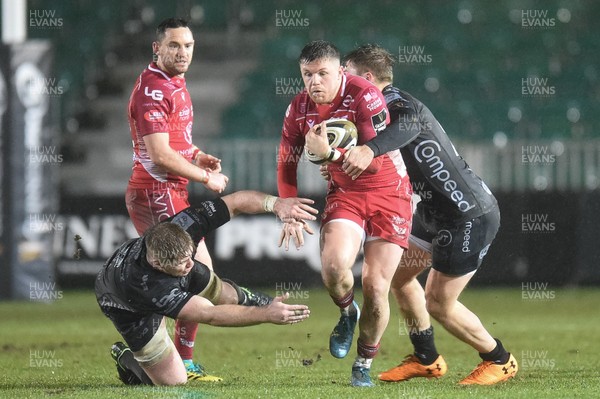 211219 - Dragons v Scarlets - Guinness Pro 14 - Steff Evans of Scarlets is tackled by Tyler Morgan of Dragons