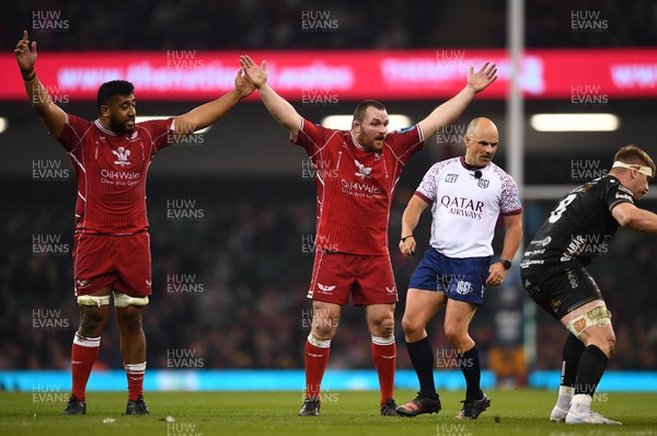 220423 - Dragons v Scarlets - United Rugby Championship - Carwyn Tuipulotu and Ken Owens of Scarlets appeal to Referee Jaco Peyper