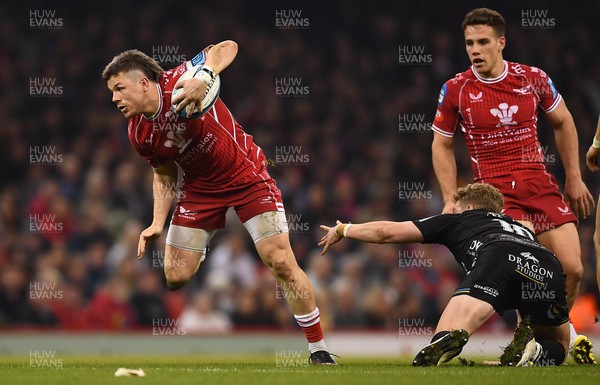 220423 - Dragons v Scarlets - United Rugby Championship - Steff Evans of Scarlets gets into space