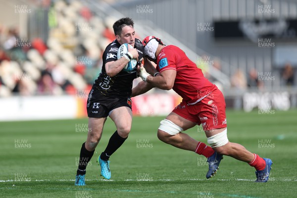 230422 - Dragons v Scarlets, United Rugby Championship - Sam Davies of Dragons takes on Sione Kalamafoni of Scarlets