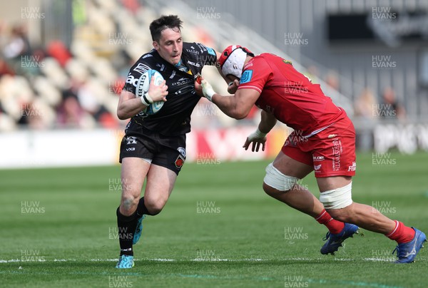 230422 - Dragons v Scarlets, United Rugby Championship - Sam Davies of Dragons takes on Sione Kalamafoni of Scarlets