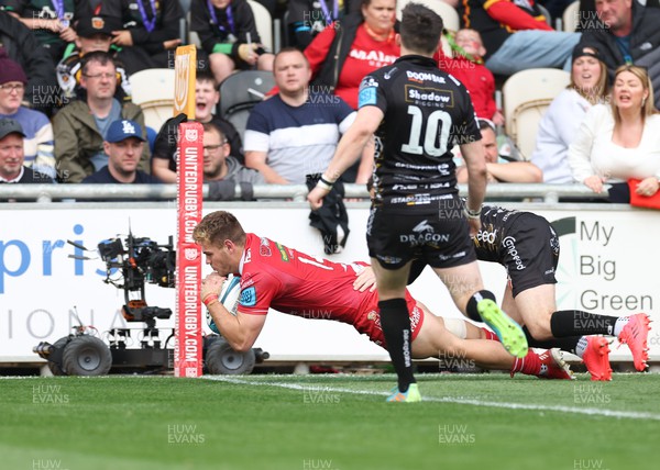 230422 - Dragons v Scarlets, United Rugby Championship - Corey Baldwin of Scarlets dives in to score try