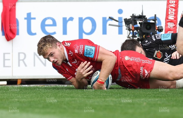 230422 - Dragons v Scarlets, United Rugby Championship - Corey Baldwin of Scarlets dives in to score try