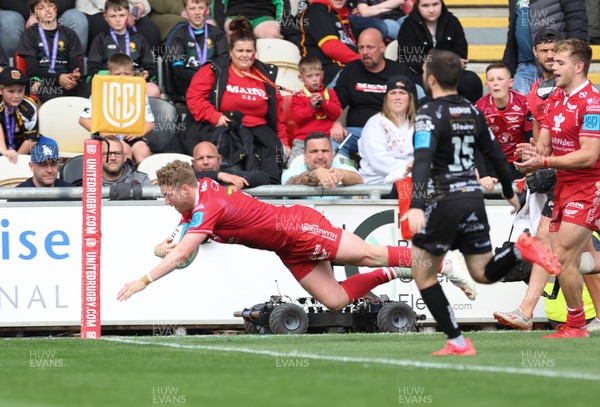 230422 - Dragons v Scarlets, United Rugby Championship - Angus O’Brien of Scarlets dives in to score try