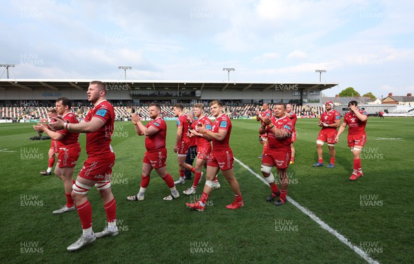 230422 - Dragons v Scarlets, United Rugby Championship - Morgan Jones of Scarlets leads the applause from the team for the travelling fans at the end of the match