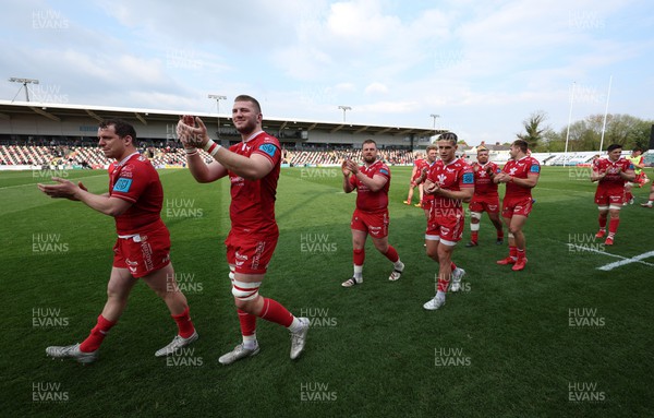230422 - Dragons v Scarlets, United Rugby Championship - Ryan Elias of Scarlets and Morgan Jones of Scarlets leads the applause from the team for the travelling fans at the end of the match