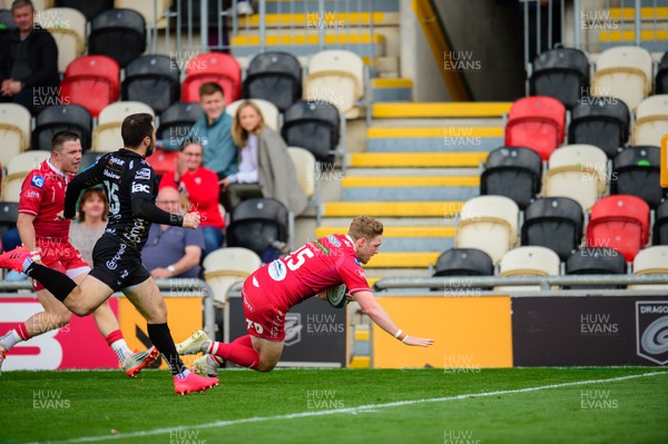 230422 - Dragons v Scarlets - United Rugby Championship - Angus O’Brien of Scarlets  scores a try