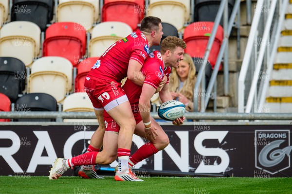 230422 - Dragons v Scarlets - United Rugby Championship -Angus O�Brien and Steff Evans of Scarlets celebrate his try