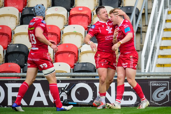 230422 - Dragons v Scarlets - United Rugby Championship -Angus O�Brien and Steff Evans of Scarlets celebrate his try