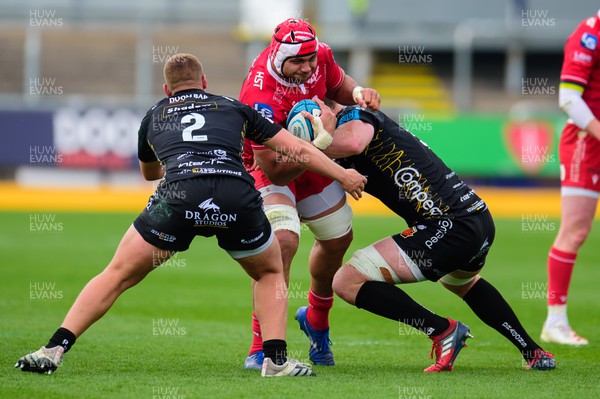 230422 - Dragons v Scarlets - United Rugby Championship - Sione Kalamafoni of Scarlets  is tackled by Taylor Davies of Dragons and Will Rowlands of Dragons