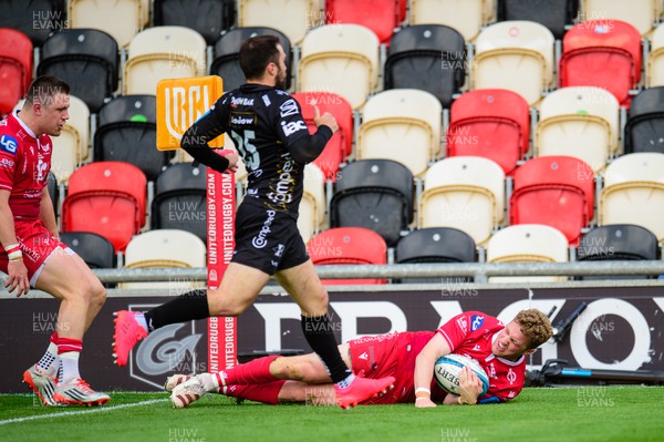 230422 - Dragons v Scarlets - United Rugby Championship - Angus O’Brien of Scarlets scores a try 