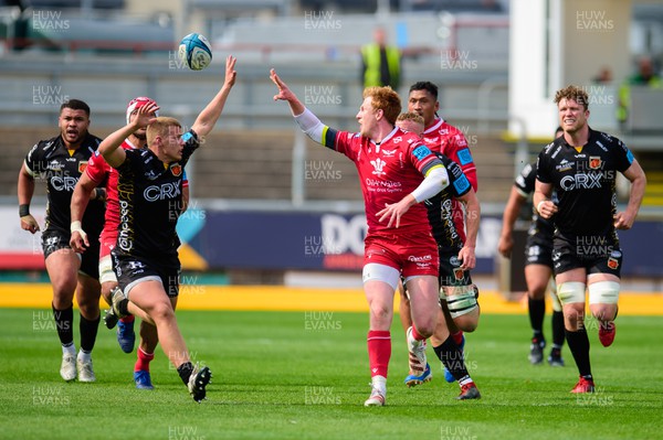 230422 - Dragons v Scarlets - United Rugby Championship - Taylor Davies of Dragons and Rhys Patchell of Scarlets 