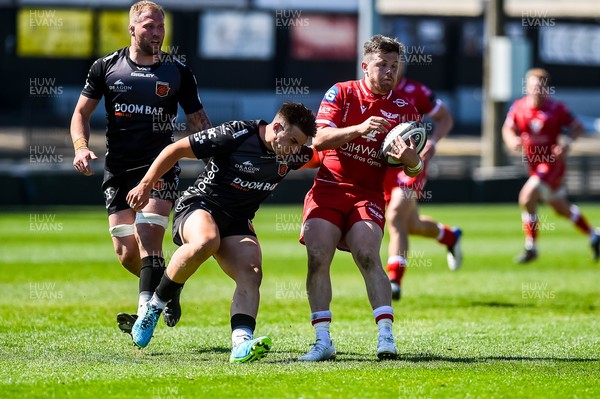 250421 Dragons v Scarlets, Guinness PRO14 Rainbow Cup - Steff Evans of Scarlets ( right ) in action 