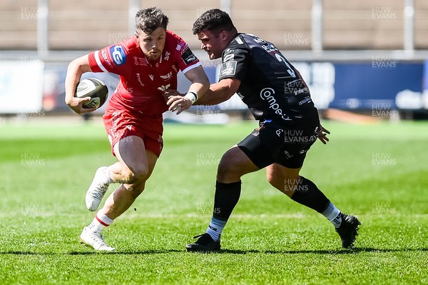 250421 Dragons v Scarlets, Guinness PRO14 Rainbow Cup - Steff Evans of Scarlets is tackled by Chris Coleman of Dragons