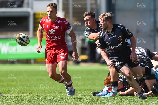 250421 Dragons v Scarlets, Guinness PRO14 Rainbow Cup - Jonah Holmes of Dragons passes the ball out