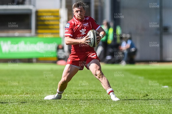 250421 Dragons v Scarlets, Guinness PRO14 Rainbow Cup - Steff Evans of Scarlets in action