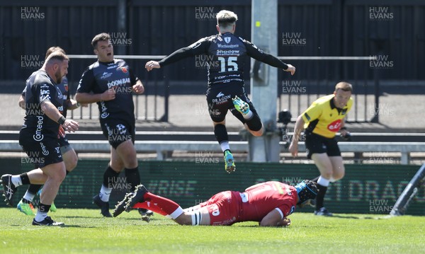 250421 Dragons v Scarlets, Guinness PRO14 Rainbow Cup - Iestyn Rees of Scarlets dives over to score try