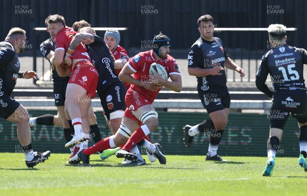 250421 Dragons v Scarlets, Guinness PRO14 Rainbow Cup - Iestyn Rees of Scarlets bursts through to score try