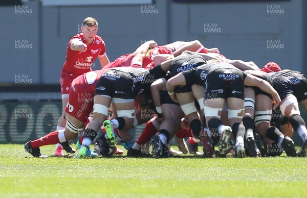 250421 Dragons v Scarlets, Guinness PRO14 Rainbow Cup - Dane Blacker of Scarlets issues instructions 